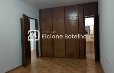 Casa sobrado para locação de 90 m², com 4 quartos, no bairro presidente roosevelt - uberlândia - mg