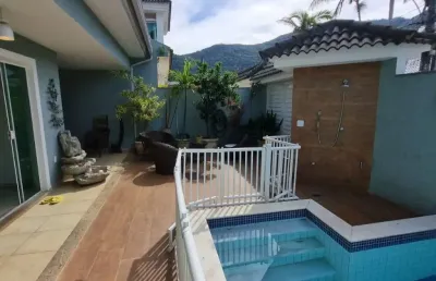 Linda casa em condomínio fechado na melhor rua do bairro
