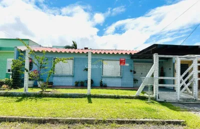 Casa com 04 dorms (suíte), próxima ao mar em atlântida sul