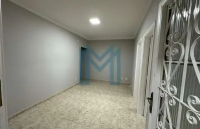 Apartamento térreo reformado e bem localizado com 2 dorms no macuco, santos/sp