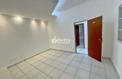 Casa comercial disponível para locação no bairro centro em uberlândia-mg