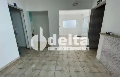 Casa comercial disponível para locação/venda no bairro santa mônica em uberlândia-mg