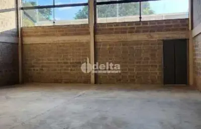 Galpão comercial disponível para locação no bairro umuarama em uberlândia-mg
