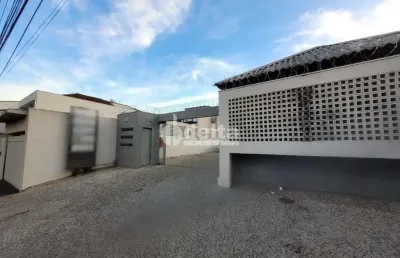 Casa comercial disponível para locação no bairro tabajaras em uberlândia-mg