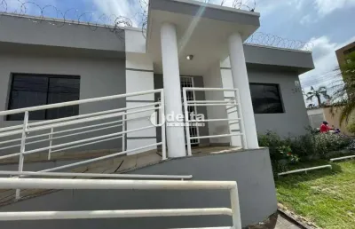 Casa comercial disponível para locação no bairro centro em uberlândia-mg