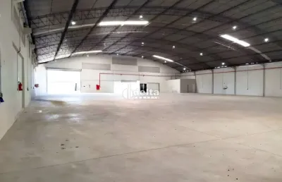 Galpão com 1.674m² de vão livre disponível para locação no bairro brasil em uberlândia-mg