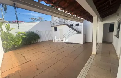Casa comercial disponível para locação no bairro jardim karaíba em uberlândia-mg.