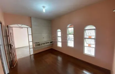 Casa disponível para locação no bairro santa mônica em uberlândia-mg.