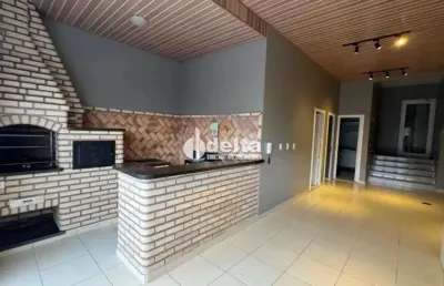 Casa em condomínio disponível para locação no bairro nova uberlândia-mg