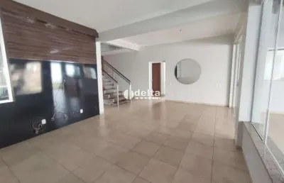 Casa no condomínio bosque karaíba disponível para locação e venda em uberlândia-mg.
