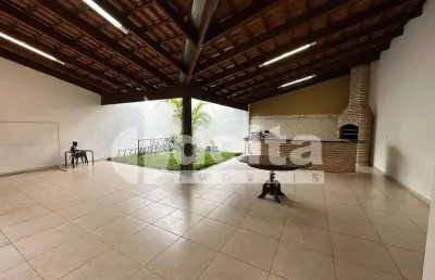 Casa residencial disponível para locação e venda no bairro grand ville em uberlândia - mg.