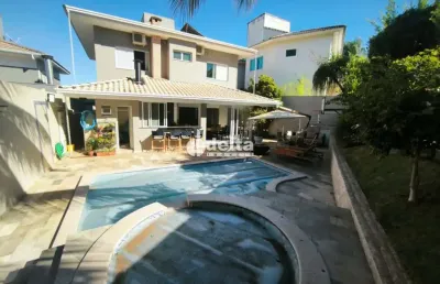 Casa em condomínio disponível para locação e venda no bairro aclimação em uberlândia-mg.