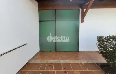 Casa comercial disponível para locação no bairro osvaldo rezende em uberlândia-mg