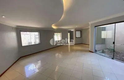 Casa com 4 quartos para alugar na Cidade Jardim, Uberlândia 