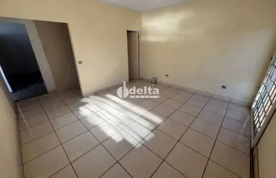 Casa residencial ou comercial com comodo de comercio,bairro: jardim canaã,uberlandia mg