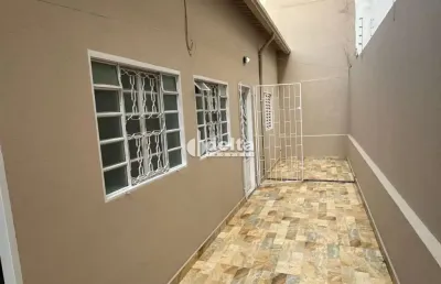 Casa disponível para locação no bairro santa mônica em uberlândia-mg