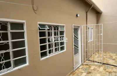 Casa disponível para locação no bairro santa mônica em uberlândia-mg