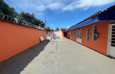 Casa comercial disponível para locação no bairro presidente roosevelt em uberlândia-mg.