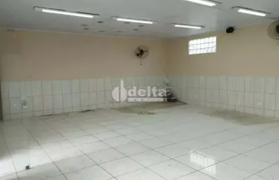 Casa disponível para venda e locação no bairro lagoinha, em uberlândia-mg.