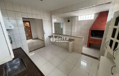 Casa estilo sobrado residencial disponível para locação  no bairro brasil em uberlândia-mg