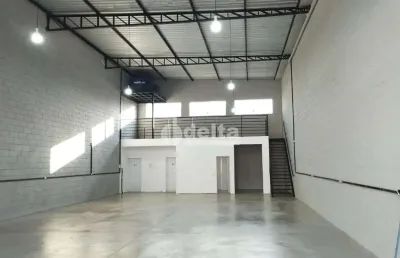 Galpão comercial disponível para locação no bairro shopping park em uberlândia-mg