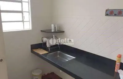Casa comercial disponível para locação no bairro martins em uberlândia-mg