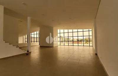 Casa comercial disponível para locação no bairro altamira em uberlândia-mg