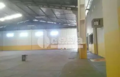 Galpão disponível para locação no bairro brasil em uberlândia-mg