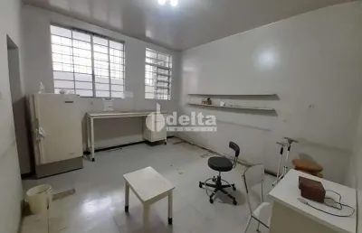 Casa comercial disponível para locação no bairro centro em uberlândia-mg