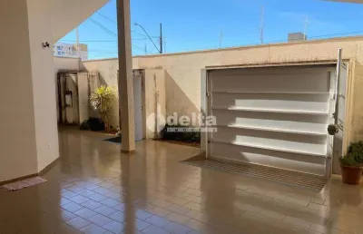 Casa comercial disponível para locação no bairro umuarama em uberlândia-mg