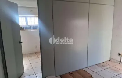 Galpão comercial disponível para locação no bairro granada em uberlândia-mg