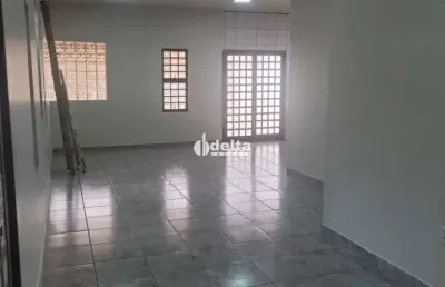 Casa residencial disponível para locação no bairro santa mônica em uberlândia-mg.