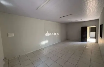 Casa residencial disponível para locação no bairro osvaldo rezende em uberlândia-mg.