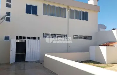 Casa disponível para locação no bairro santa mônica em uberlândia-mg