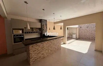 Casa residencial disponível para locação e venda no bairro laranjeiras em uberlândia-mg.