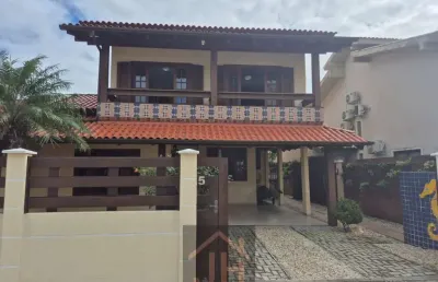 Casa em canto grande/mariscal, 252 mts2 a 50 mts da praia com 4 suites , espaço gourmet com jacuzzi