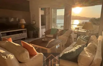 Apto de 115 mts2 com 3 dormts, frente mar , vista deslumbrante do litoral de bombinhas, poucos mts da praia da lagoinha, com suas piscinas naturais.
