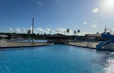Casa no condomínio águas de camaçari em lucena com 3 suítes com piscina e lazer completo