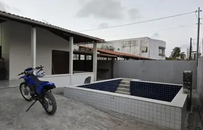 Alugo casa em camboinha com 3 quartos sendo 1 suíte com piscina