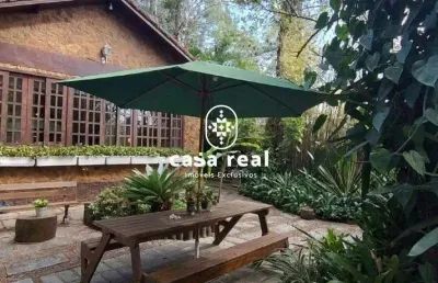 Excelente casa linear em araras , com 2 casas para hóspedes com lareira e com uma vista espetacular para as montanhas