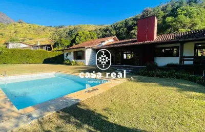 Casa linear em condomínio com 4 quartos e duas suítes.