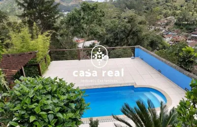 Casa espetacular com piscina e vista para as montanhas.