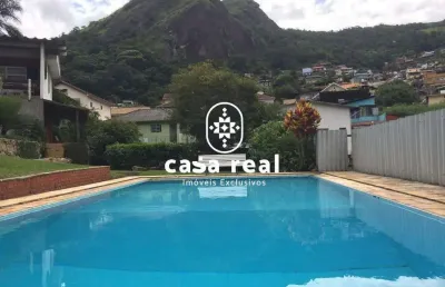 Casa com piscina e vista para as montanhas, no cascatinha