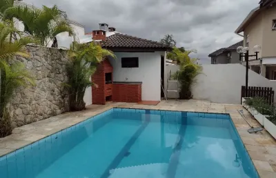Casa para locação no residencial 6 alphaville, 360m², 3 quartos, 1 suíte, 2 vagas cobertas, condomínio completo e seguro.