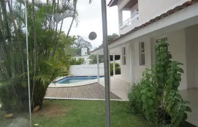 Casa moderna para locação ou venda no residencial 6, alphaville. 4 dormitórios, piscina, jardim e lazer completo em 670 m² de terreno.