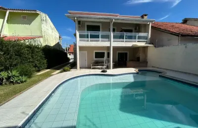 Casa com piscina  avenda na praia de peruibe, possui 3 dormitórios .