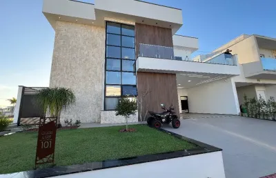 Casa em condomínio alto padrão em peruibe. possui  04 dormitórios e piscina