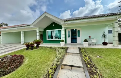 Casa  a venda no condominio bougainville 3 , em peruíbe. possui 03 suites