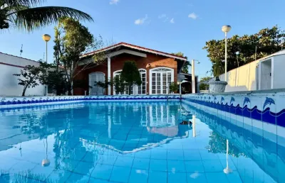 Casa no bairro oasis em peruíbe á venda possui piscina e 3 dormitórios