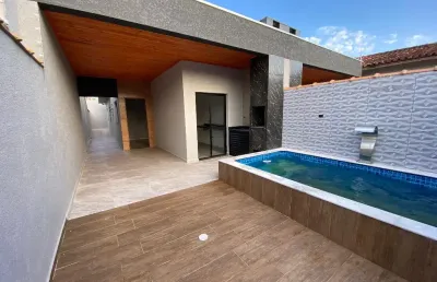 Casa no bairro tupy em itanhaém. possui piscina e 02 dormitórios
